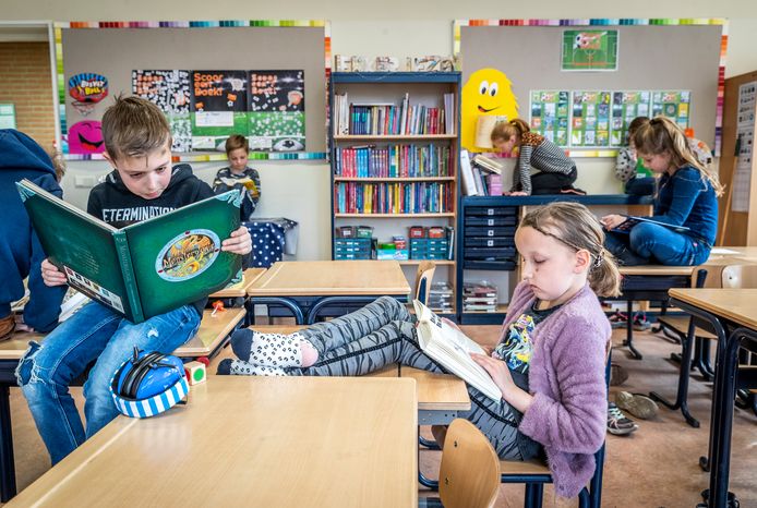 Het leesplezier bij kinderen holt achteruit. Om het tij te keren worden leesprojecten, zoals hier op een school in Helenaveen, gehouden. 'De Kempel Leest' is op vrijdag 25 juni ook zo'n activiteit.
