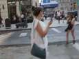 Vêtue d'un sac poubelle, elle dénonce le harcèlement de rue