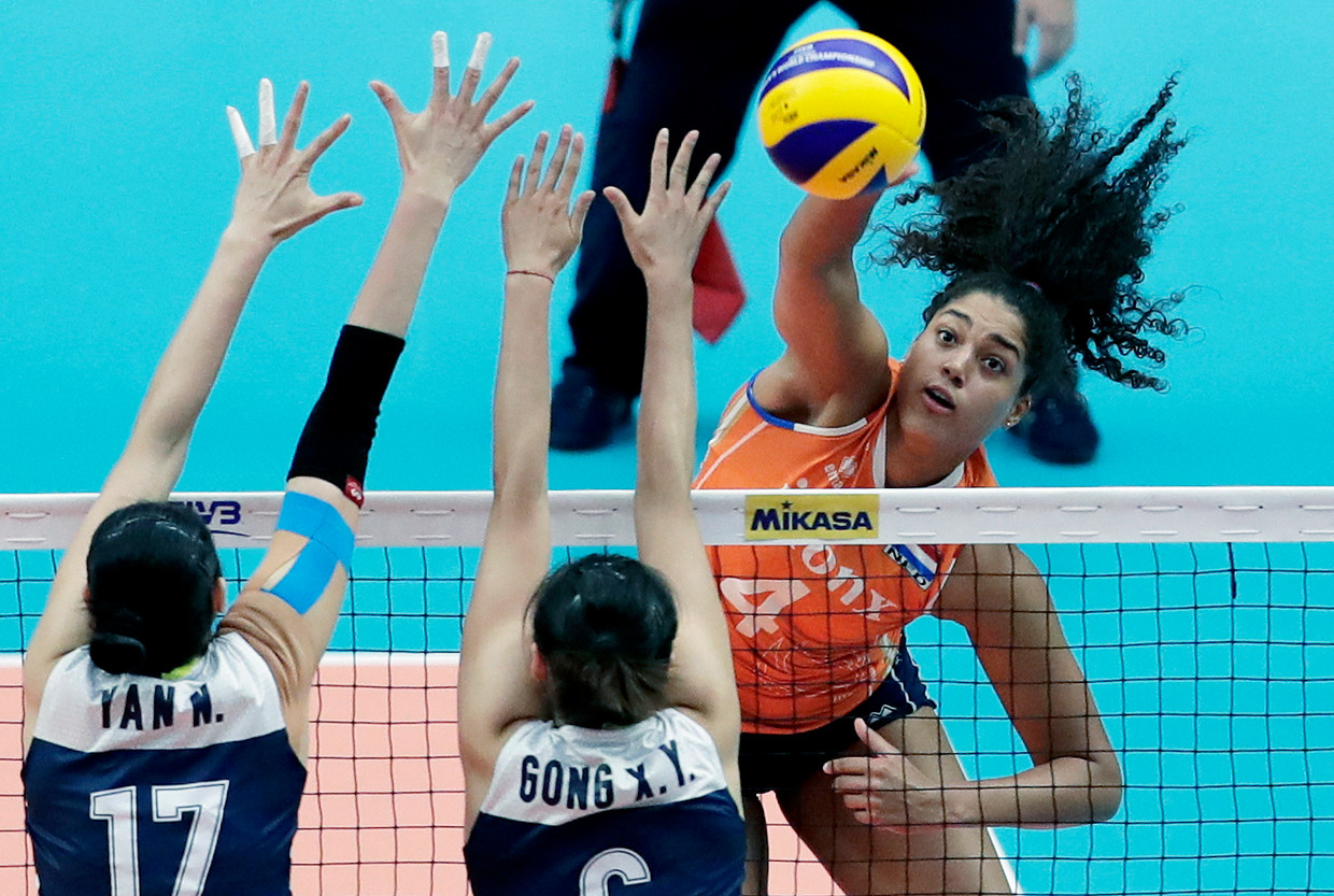 De Nederlandse Celeste Plak strijdt tegen het Chinese team om de derde plek tijdens het WK volleybal voor vrouwen in Japan in 2018.