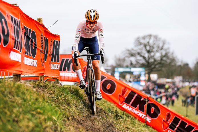 Leonie Bentveld balanceert op het schuine kantje.
