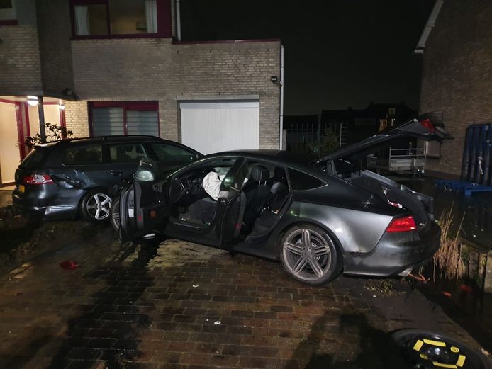 Audi-bestuurder zorgt voor ravage aan Noordzijde in Bodegraven.