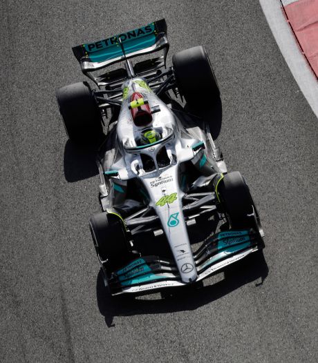 Lewis Hamilton bij afwezigheid Max Verstappen het snelst in openingstraining