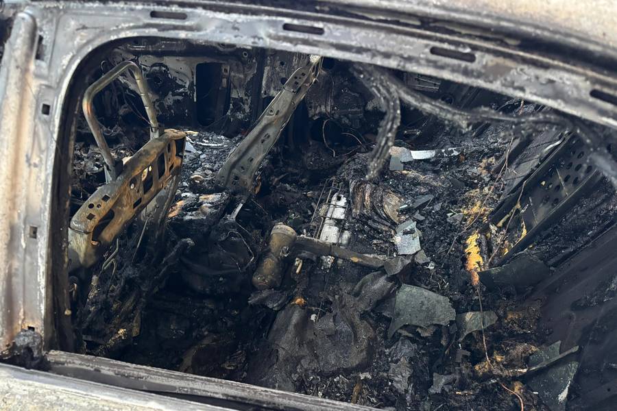 Drie wagens geraakten beschadigd door de brandstichting in de Pothoekstraat in Antwerpen. ©Marc De Roeck