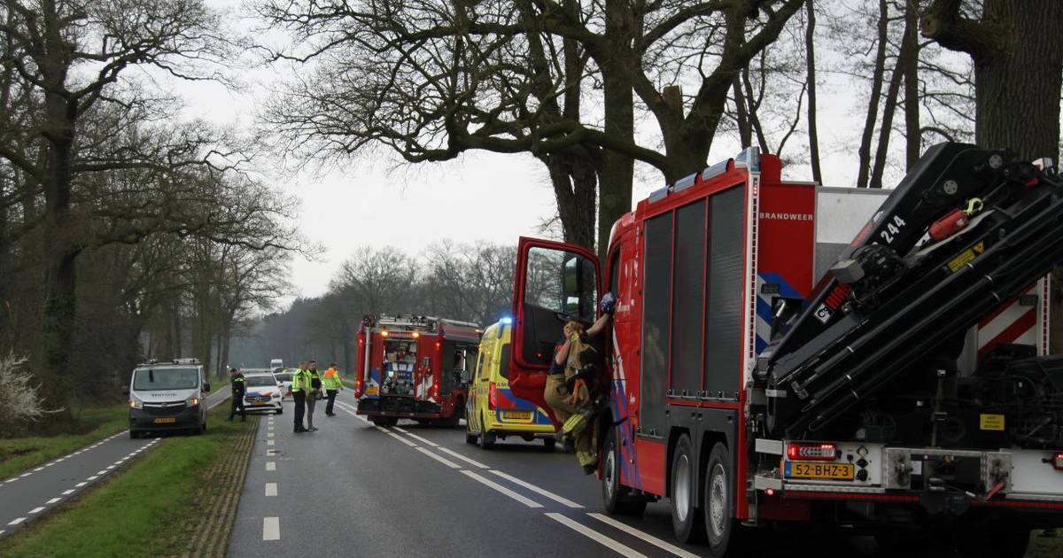 Weg tussen Delden en Bornerbroek volledig afgesloten na ongeluk.