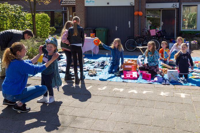 De kinderen In de Braek aan de Hutdijk organiseren in de voortuin een Koningsdag-vrijmarktje.