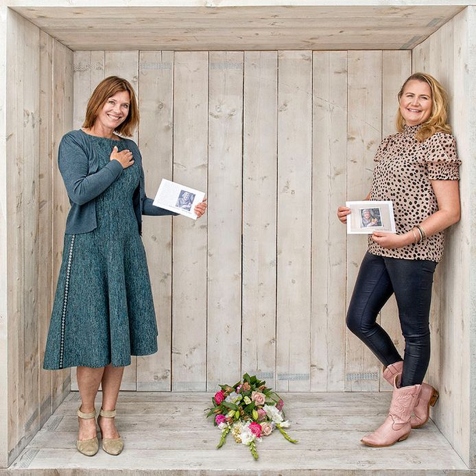 Karin Bos en Mariska Hardeman met hun ‘Zoals jij was'-boekje.