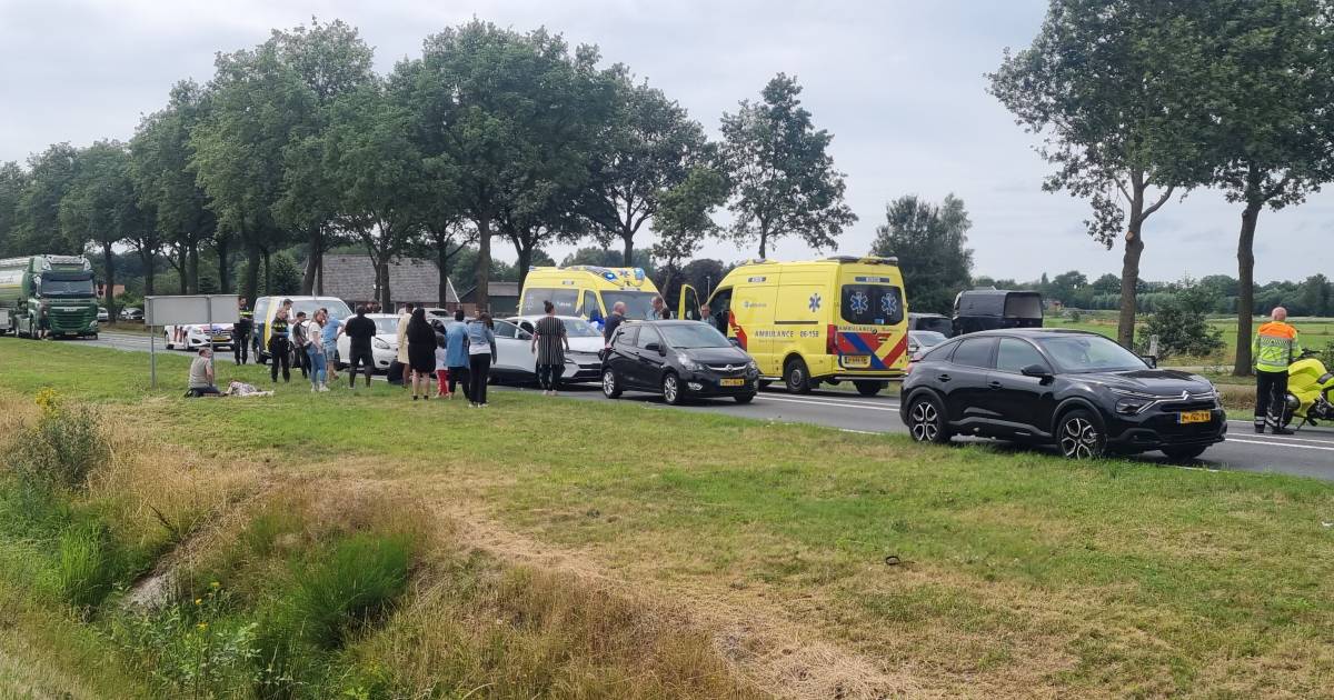 N18 dicht na kettingbotsing bij Heelweg, zwangere vrouw met spoed naar het ziekenhuis.