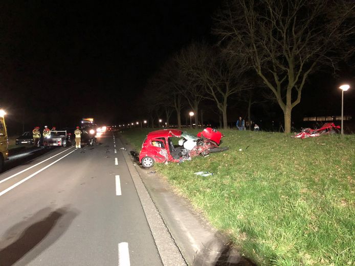 Bij de frontale botsing op de Antwerpseweg vielen drie gewonden. Eén van de voertuigen reed de verkeerde richting op.