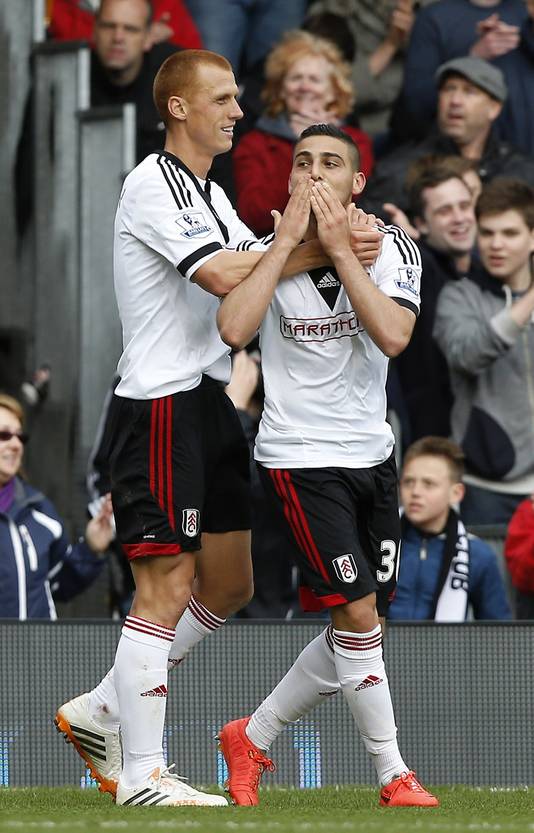 Chris David (r), scorend bij zijn debuut voor Fulham.