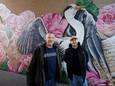 Maurice Broekhoff (links) en Sander Dolstra bij hun nieuwe muurschildering in de Voorstadslaan in Nijmegen.