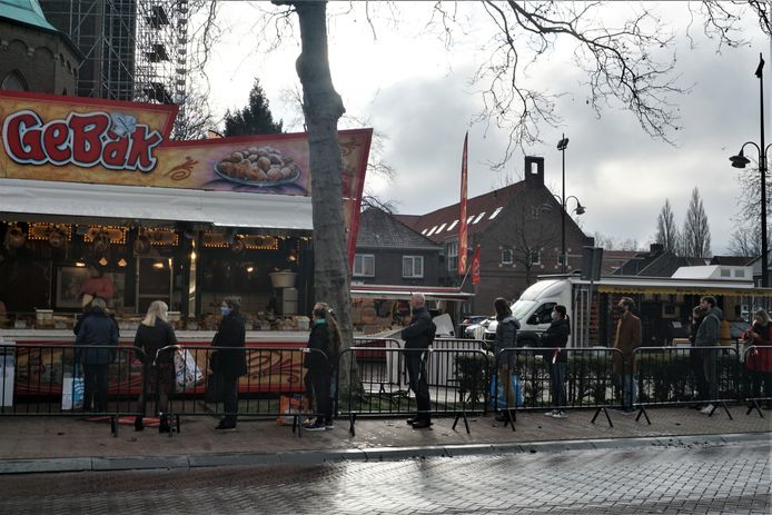 EindhovensDagblad
Er stond een lange rij voor de oliebollenkraam op het Trudoplein in Eindhoven.