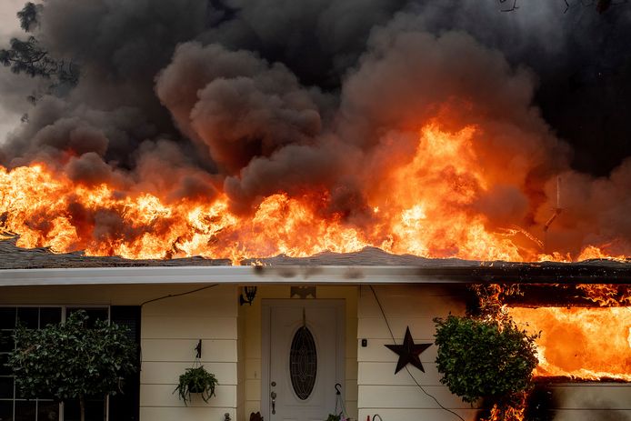 Een huis gaat in vlammen op in Paradise, Californië.