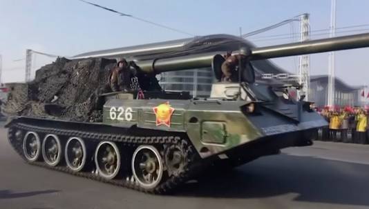 Militaire voertuigen in de straten van Pyonyang