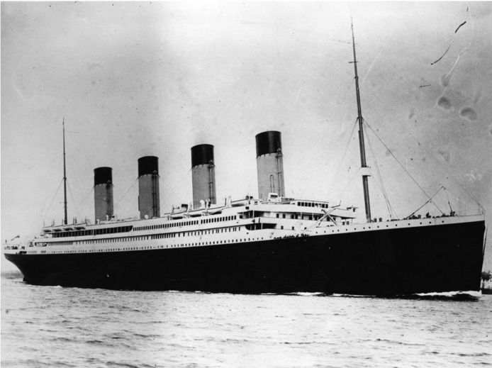 De Titanic zonk tijdens zijn eerste reis in 1912. Er kwamen toen 1500 passagiers en bemanningsleden om het  leven.