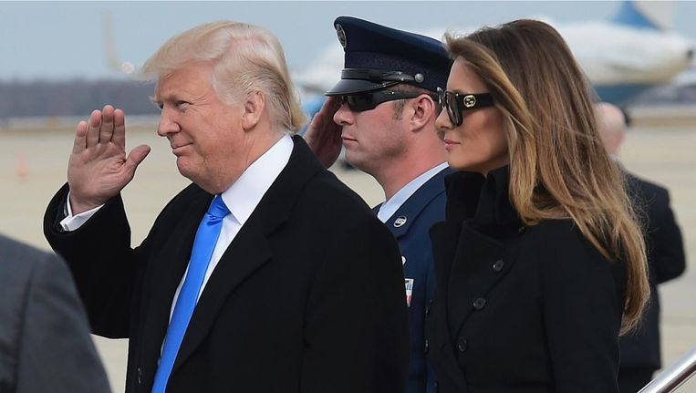 Trump en zijn vrouw Ivanka na aankomst op de luchtmachtbasis Andrews bij Washington. Beeld AFP