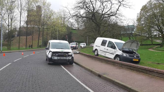 Schade aan bestelbusjes na botsing op Voerweg in Nijmegen