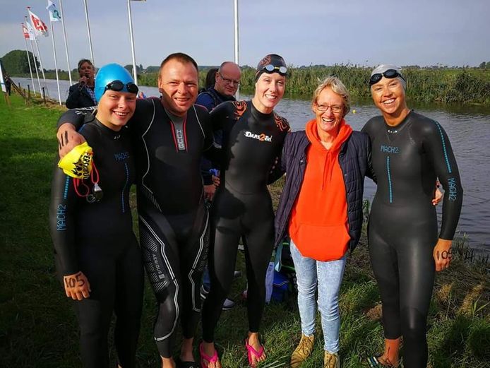 Enkele Biesboschzwemmers poseren voordat ze een duik nemen samen met hun zieke clubgenoot Jolanda Groeneveld (tweede van rechts).