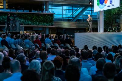 Werknemer ASML krijgt dertiende maand, vakantiegeld én twee extra maandsalarissen