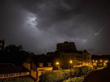 Fransen huiveren voor noodweer: chaos in Parijs, oproep tot ontruimen campings Gard