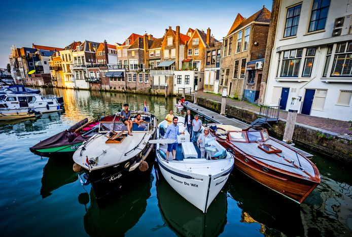 Rondvaartboten in Dordrecht kunnen dit jaar al op meer plekken aanmeren om passagiers te laten op- en afstappen.