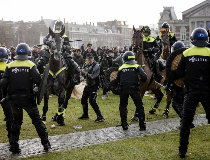 143 arrestaties bij rellen in Amsterdam: 'Sommige betogers droegen  vechthandschoenen', Nieuws