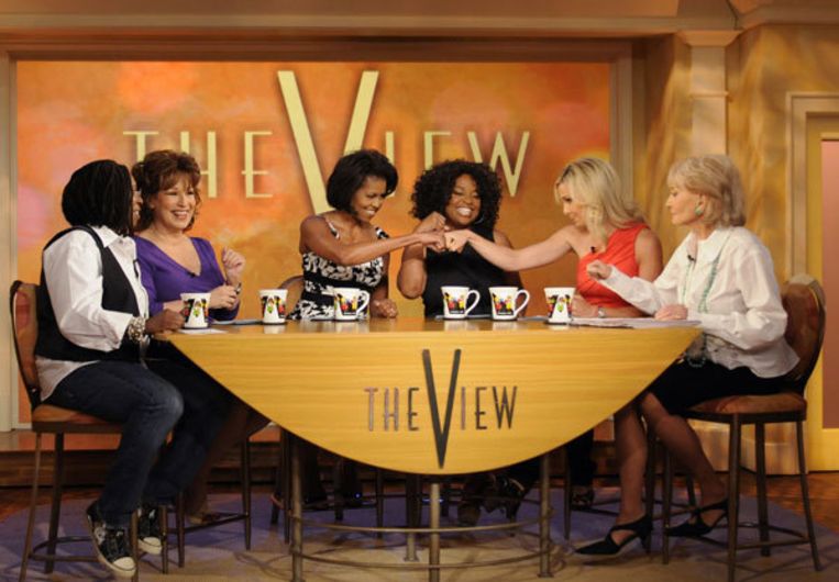 Michelle Obama (derde van links) in televisieprogramma The View met bekende Amerikaanse vrouwen zoals Whoopi Goldberg en Barbara Walters. Foto AP/Steve Fenn Beeld 
