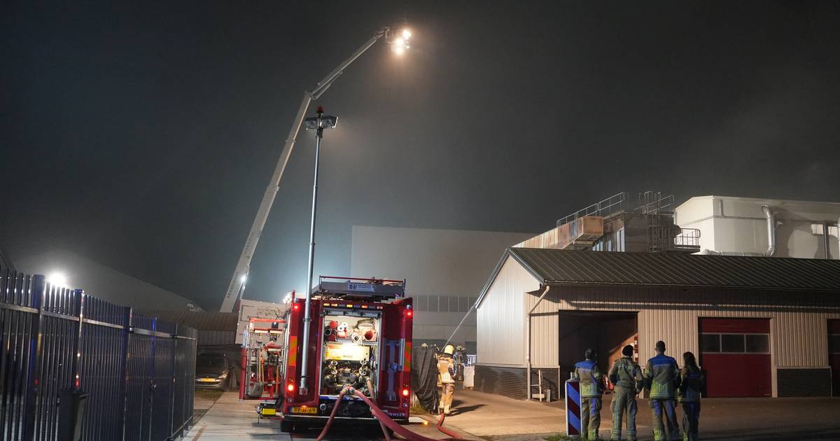 Brand biomassacentrale in Steenwijk onder controle: brandweer bezig met laatste bluswerkzaamheden