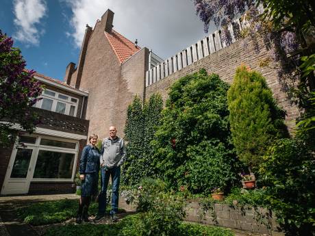 Eindhoven daagt 81-jarige vrouw die zich verzet tegen bouw van 9,5 meter hoge muur in haar tuintje 