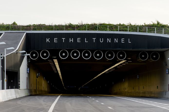 De Ketheltunnel was maandagochtend urenlang dicht door personeelstekort. Gevolg: mensen kwamen te laat aan op werk.