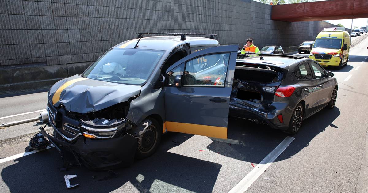 Auto en bestelbusje knallen tegen elkaar op N470 bij Delfgauw | 112 nieuws Pijnacker-Nootdorp