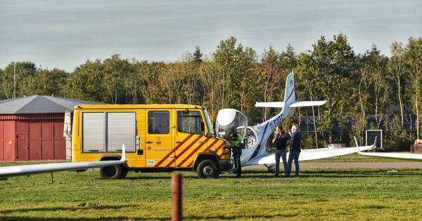 Lesvliegtuig stuitert naast de baan op Breda Airport