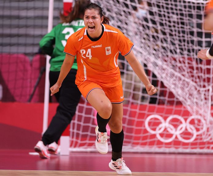 Martine Smeets loopt juichend weg na een doelpunt tegen Japan.