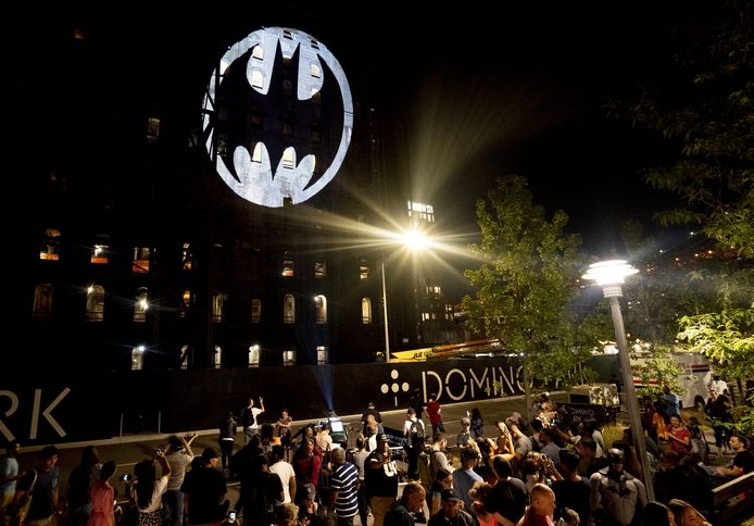 Ook op de Domino Sugar Refinery in Brooklyn werd het signaal van Batman afgebeeld.