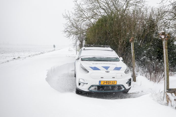 Door turbulentie vormden zich sneeuwduinen rond geparkeerde auto's in Roodewijk.
