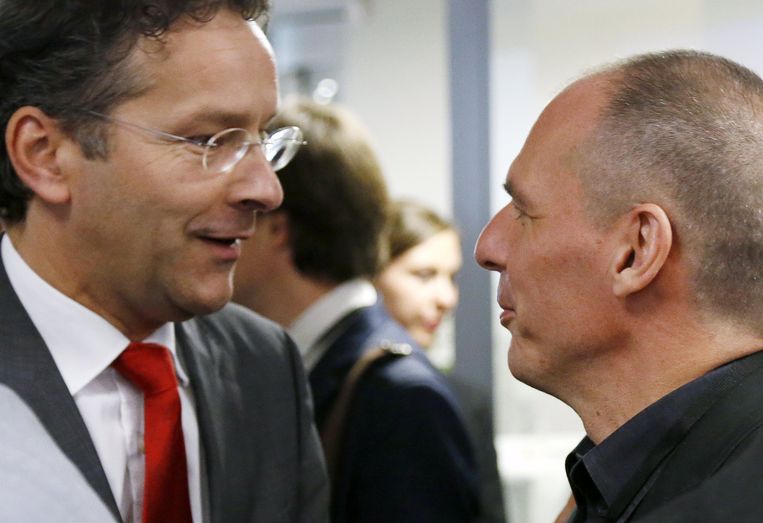 Jeroen Dijsselbloem (links) en minister Varoufakis vandaag in Luxemburg. Beeld reuters