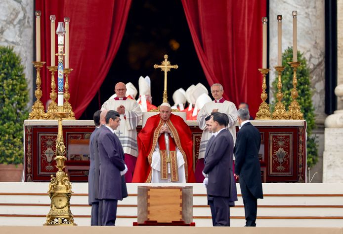 De huidige paus Franciscus tijdens de begrafenisceremonie.