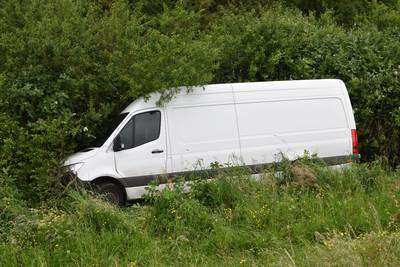 Bestelbus moet uitwijken en rijdt van dijk in Nederhemert