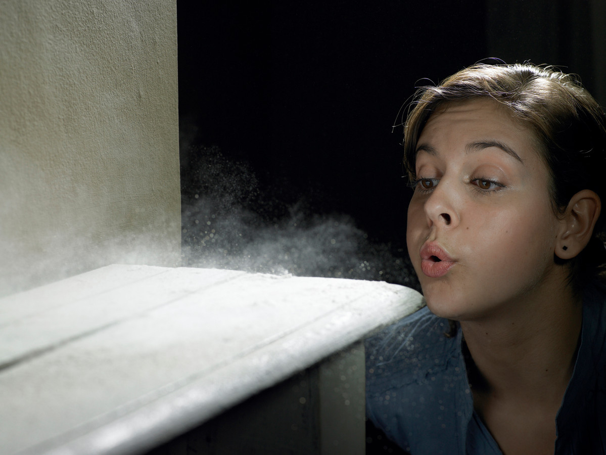 И в глаза им пыль пыль. Лицо в дыму. Легендарная пыль моргенштерн. Фразы про пыль. Пылинки в воздухе.