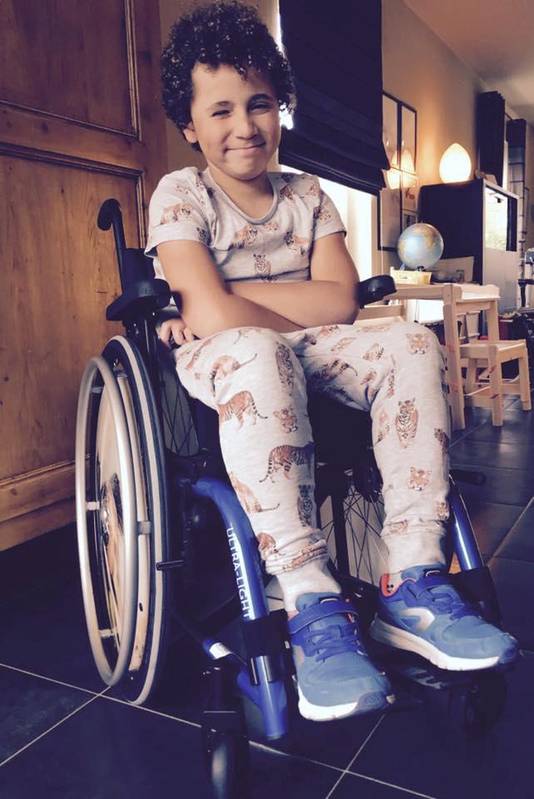 Jimmy Chapman (8) zit al enkele maanden in zijn rolstoel, maar blijft glimlachen. "Hij is een ontzettend sympathiek jongetje" , zeggen Esthel en Dennys.