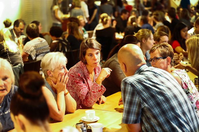 CNV-voorzitter Loek Schueler in gesprek met leraren in Houten.