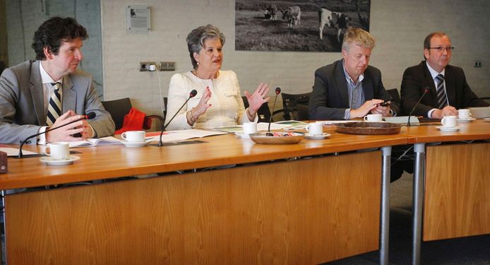 Voorzitter Helmi Huijbregts (in het wit) tijdens de persconferentie van haar commissie. Foto Irene Wouters
