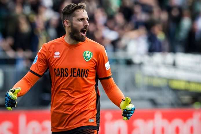 Robert Zwinkels in het vorige duel met Ajax, waarin hij de held van ADO was.