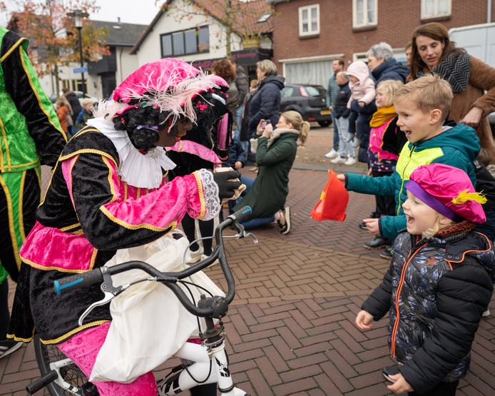 In Enter genoten de kinderen als vanouds van de komst van de goedheiligman.