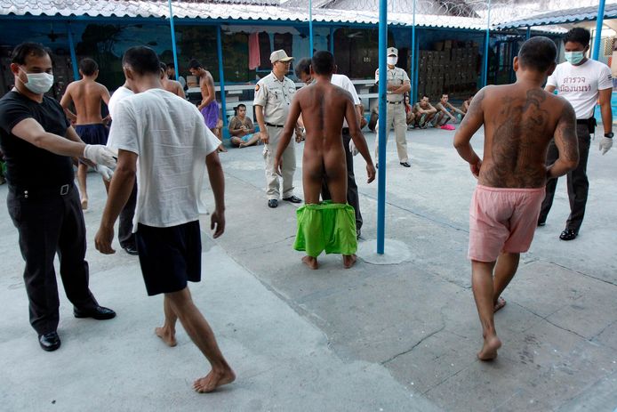 Bewakers controleren gevangenen op het bezit van drugs of gsm’s in gevangenis in Bangkok.