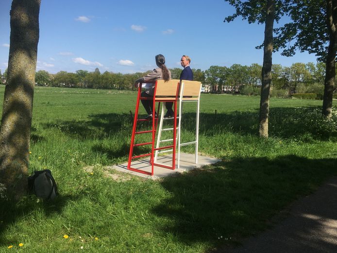 Burgemeester Gerdo van Grootheest en oud-stadsdichter Ria van Koppen op de 1,5 meterbank.