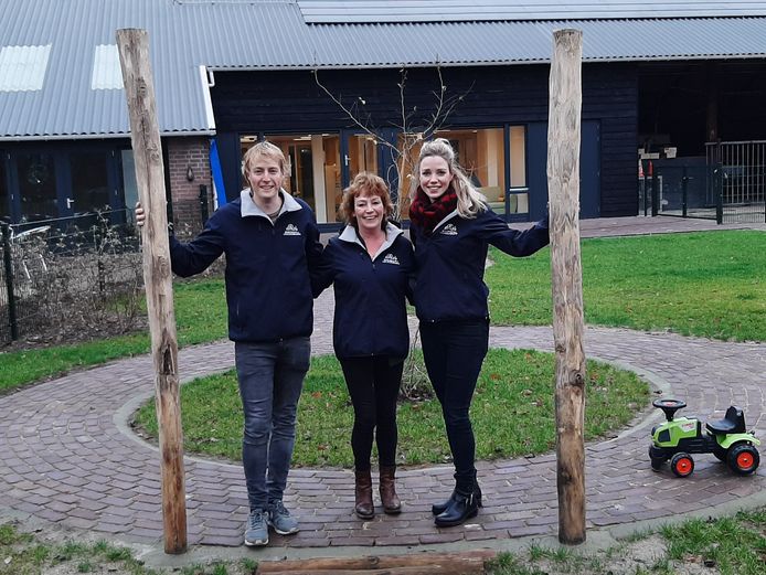 Riene Huijbers (rechts) met haar moeder en broer bij zorgboerderij Krakenburg in Nuenen.