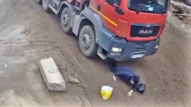 Deze vrouw heeft goede engelbewaarder wanneer vuilniswagen haar aanrijdt