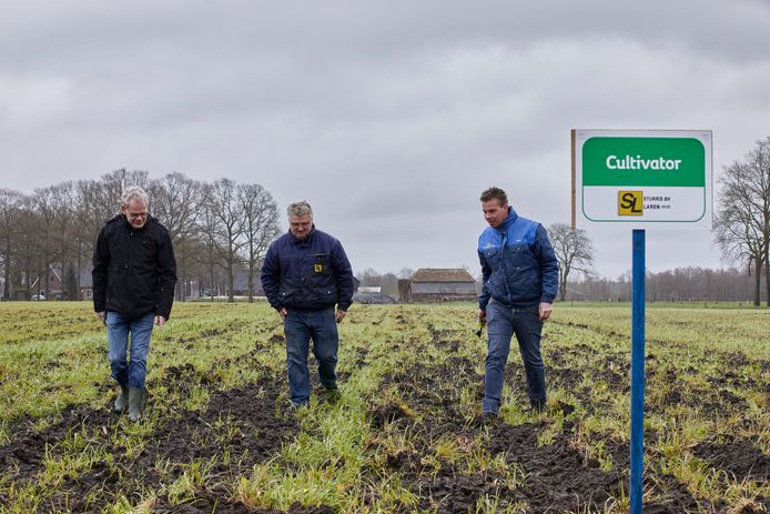 Gerrit Boschloo (l), Arjan Sturris (m), beide eigenaren van een loonwerkersbedrijf en Sven van der Pol, planner bij loonwerkersbedrijf Hoftijzer Lochem lopen over het demonstratieveld in Laren.