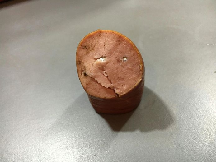 Een hondenbezitter heeft in Warnsveld worst met spijkers gevonden. Voor haar hond liep het goed af.