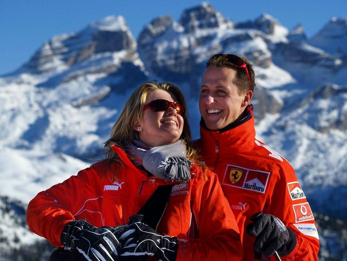 Michael Schumacher met vrouw Corinna op skivakantie in 2005.